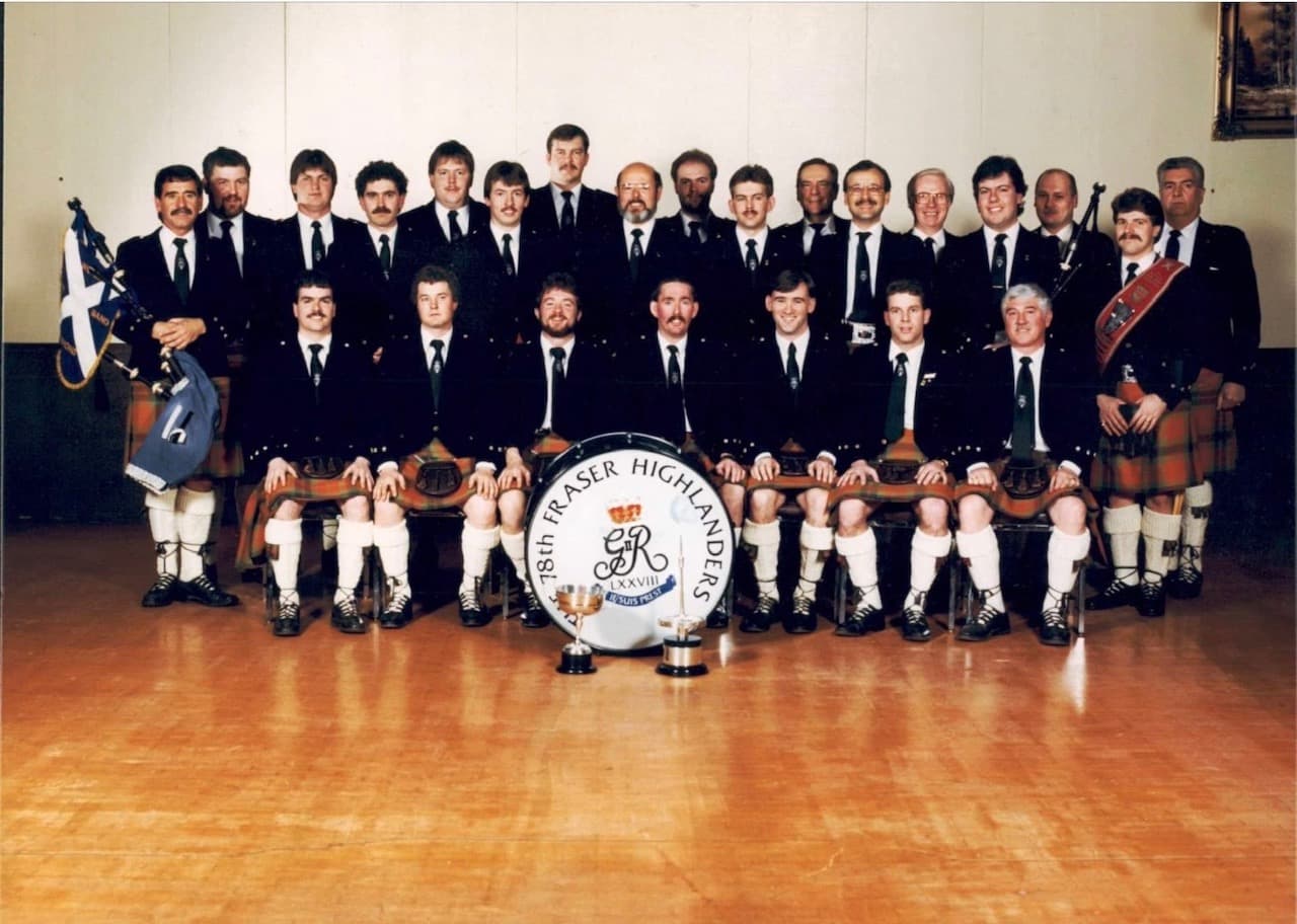 78th Fraser Highlanders pipe band with the World Championship trophy, 1987